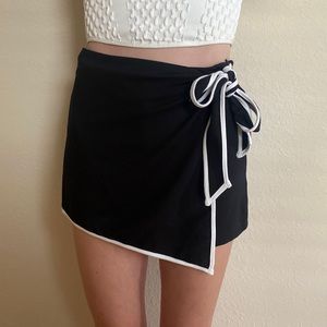 black/ white skort
